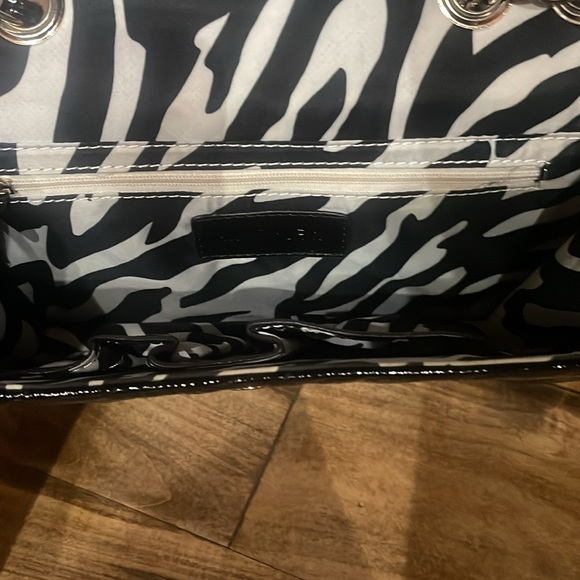 Anne Klein Quilted Patent Vegan Leather Chain Strap Versatile Shoulder Bag - Picture 3 of 7